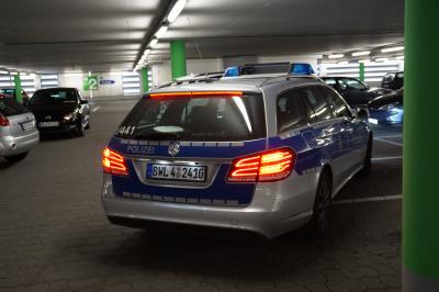 Fahrer verwechselt Gas und Bremse, faehrt gegen Wand und demoliert mehrere Autos im Sindelfinger Stern-Center Parkhaus